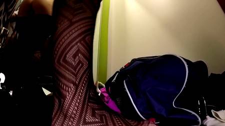 Байкер запикапил и трахнул телку в примерочной магазина