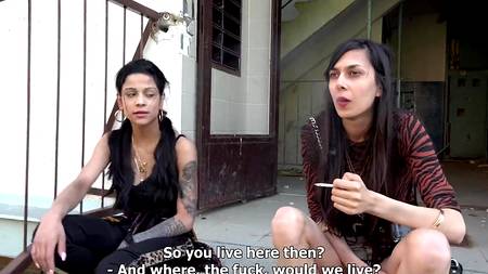 Горячая брюнетка подработала пиздой прилично деньжат