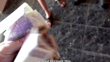 Горячая брюнетка подработала пиздой прилично деньжат