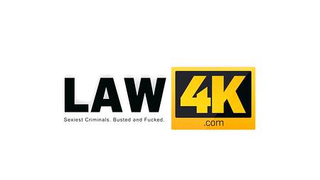 Полицейский отжарил в участке арестованную брюнетку с классными сиськами