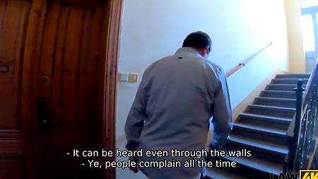 Полицейский отжарил в участке арестованную брюнетку с классными сиськами