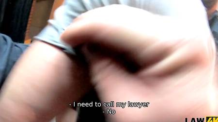 Полицейский отжарил в участке арестованную брюнетку с классными сиськами