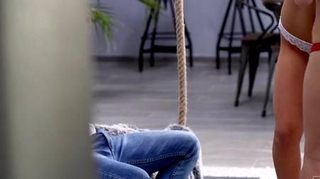 Красивые девушки ублажают мужчину фантастическим сексом втроем