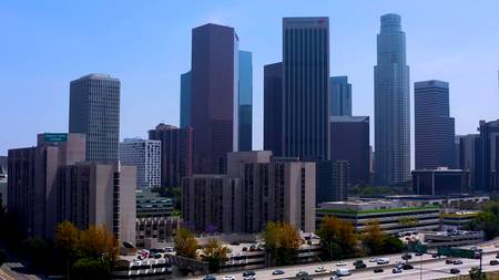 Накаченный негр пялит огромным членом стройную блондинку с шикарной грудью