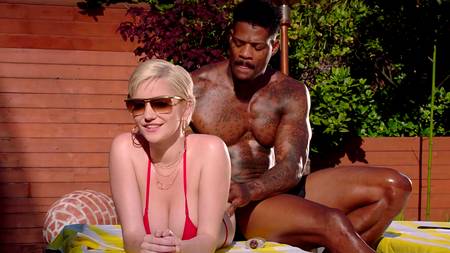 Накаченный негр пялит огромным членом стройную блондинку с шикарной грудью