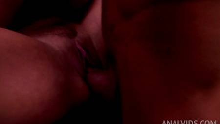 Ненасытный мужчина жестко ебет во все щели двух стройных блондинок