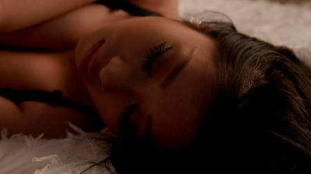 Красивая азиатка скачет волосатой пиздой на мощном фаллосе кавалера