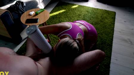 Русская порно модель доставляет оральное удовольствие работнику почты