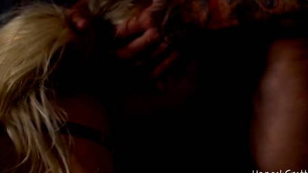 Не сдержался и кончил внутрь пизды сучке с большой грудью