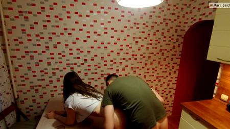 Русский чувак засадил в задницу симпатичной подружке сестры