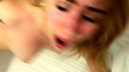 Напоили блондинку алкоголем и дружно трахнули в два члена