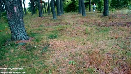 Чувак пялит на улице рыжеволосую подругу с голубыми глазами