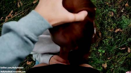 Чувак пялит на улице рыжеволосую подругу с голубыми глазами