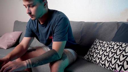 Русская телочка наслаждается анальным сексом с парнем на диване