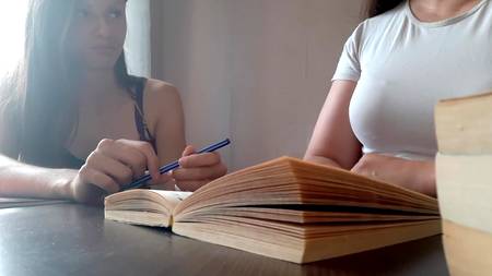 Учительница лесбиянка мастурбирует киску молодой студентке