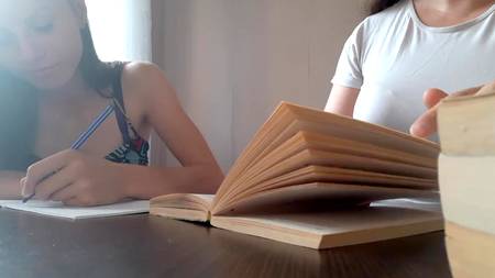 Учительница лесбиянка мастурбирует киску молодой студентке