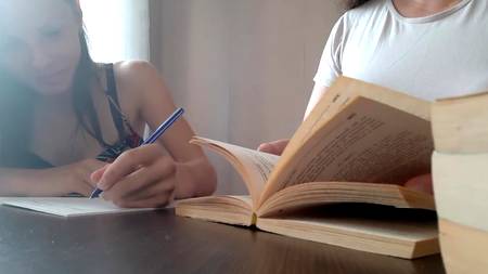 Учительница лесбиянка мастурбирует киску молодой студентке