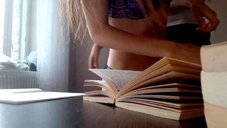 Учительница лесбиянка мастурбирует киску молодой студентке