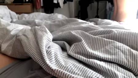 Молоденькая краля нежно сосет утренний стояк бойфренда от первого лица