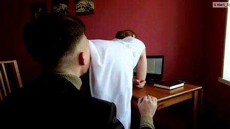 Профессор пялит в жопу похотливую молодую студентку