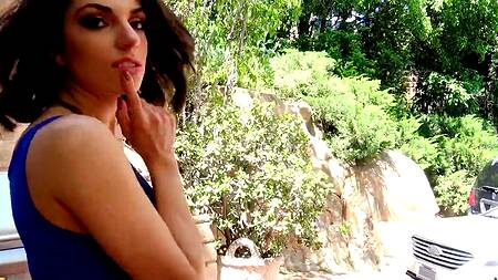 Развратная телка воплощает в реальность лесбийские фантазии подруги