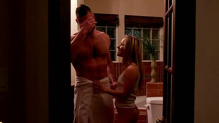 Блондинка возбуждает соседа, чтобы тот её жестко поимел