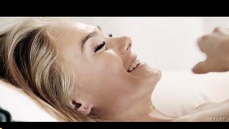 Спонтанная фотосессия двух лучших подруг заканчивается сексом