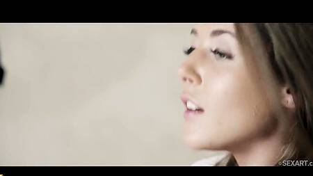 Спонтанная фотосессия двух лучших подруг заканчивается сексом