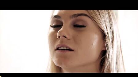 Спонтанная фотосессия двух лучших подруг заканчивается сексом