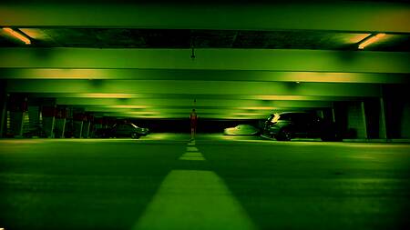 Красотка засовывает пробку в попу и идет к любовнику