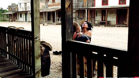 Преступник дикого запада трахает красивую подельницу