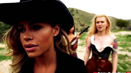 Преступник дикого запада трахает красивую подельницу