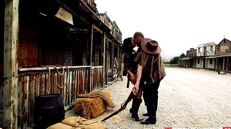 Преступник дикого запада трахает красивую подельницу