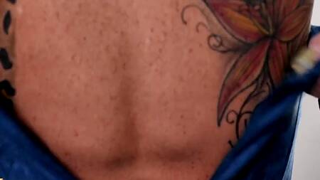 Татуированная милфа устала дрочить, поэтому зовет к себе парня