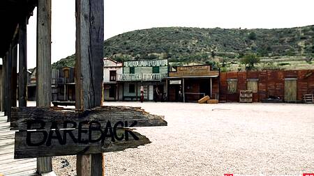 Групповой секс на диком западе шерифа с белокурыми ковбойками