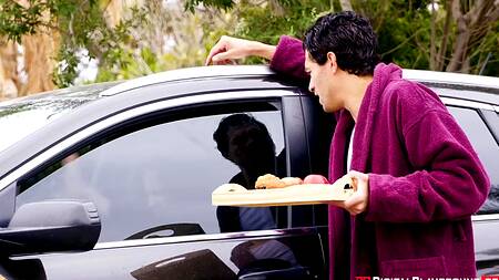 Милфа избавляется от стресса на работе, трахаясь с парнем