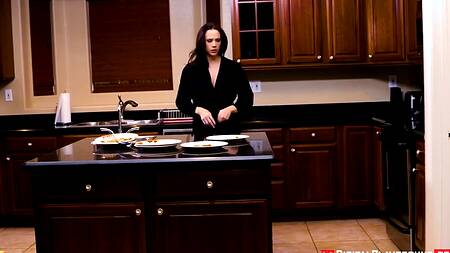 Милфа избавляется от стресса на работе, трахаясь с парнем