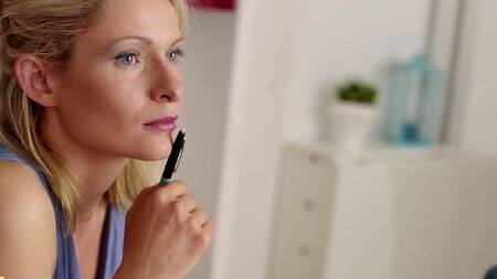 Пацан проводит время с горничной и трахает её