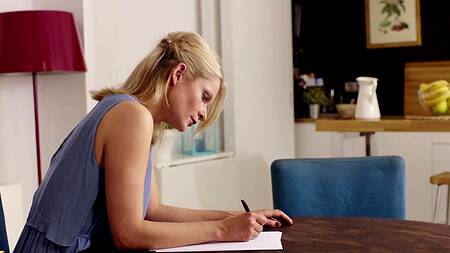 Пацан проводит время с горничной и трахает её