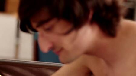 Пацан проводит время с горничной и трахает её