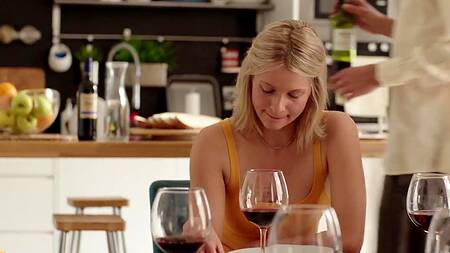 Пацан проводит время с горничной и трахает её