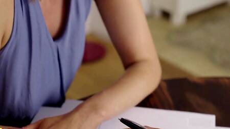 Пацан проводит время с горничной и трахает её