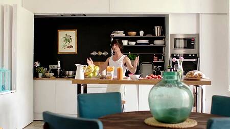 Пацан проводит время с горничной и трахает её