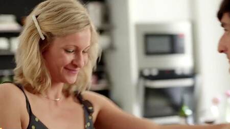 Пацан проводит время с горничной и трахает её