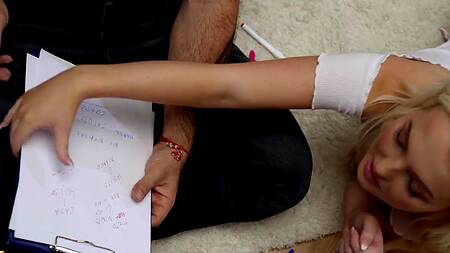 Мускулистый учитель отымел на частном уроке сексапильную блондинку