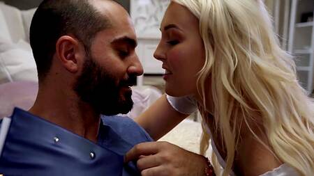 Мускулистый учитель отымел на частном уроке сексапильную блондинку