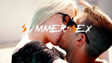 Татуированный мачо лижет худышке и трахает её