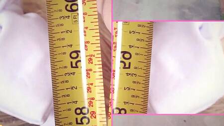 Высокий парень после душа трахает миниатюрную телку