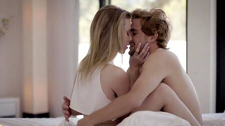 Красотка хочет секса с утра и будит парня