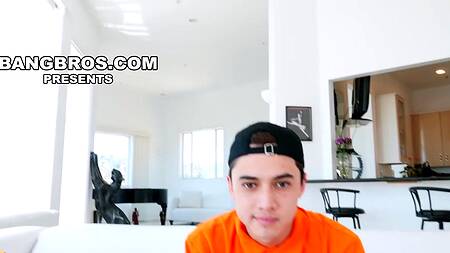 Пацан решил стать блогером и выебал сестру перед камерой